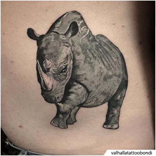 tatuaje de rinoceronte figurativo