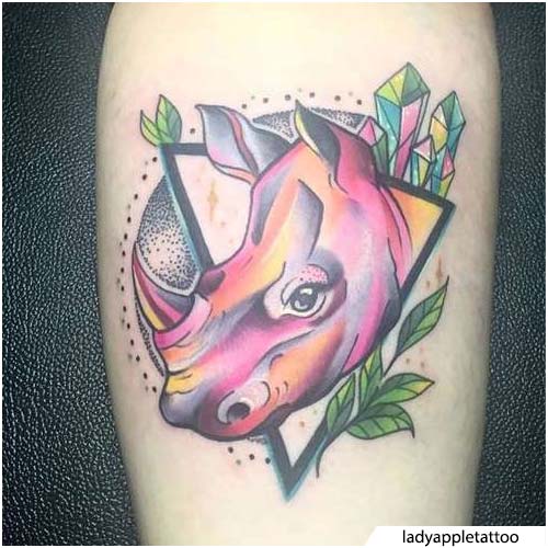 tatuaje de triángulo rinoceronte
