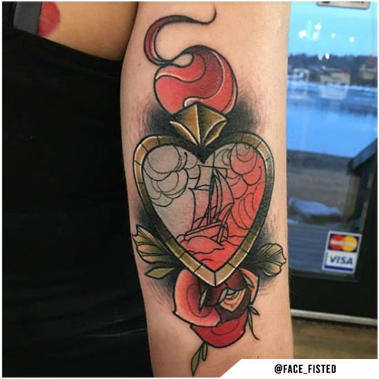 neo traditional tattoo corazón 