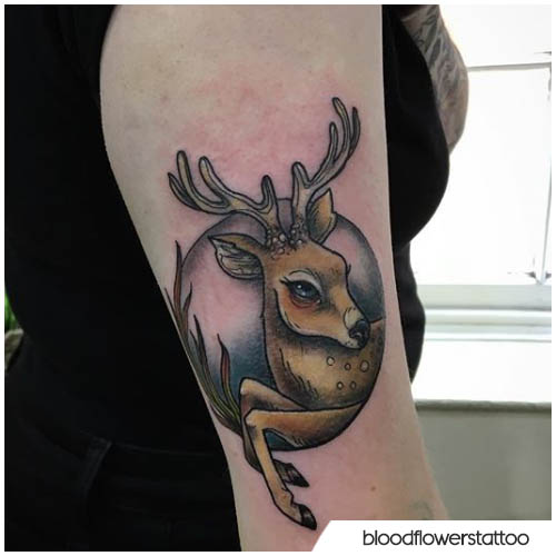 tatuaje de ciervo en un círculo