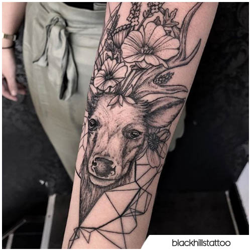 tatuaje de ciervo con líneas