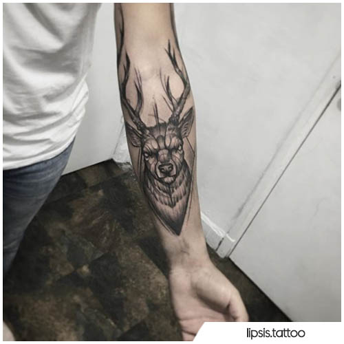 tatuaje de ciervo con rombo en el antebrazo