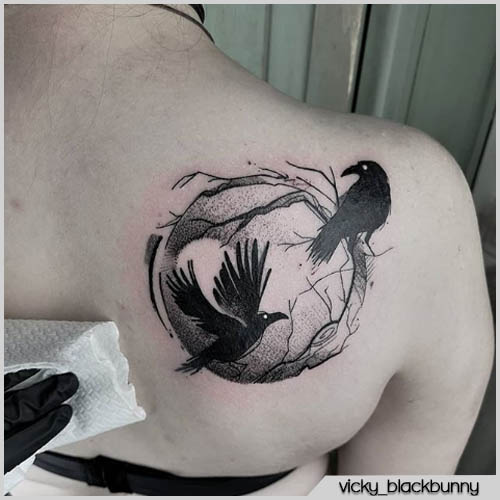 tatuaje de cuervo circular