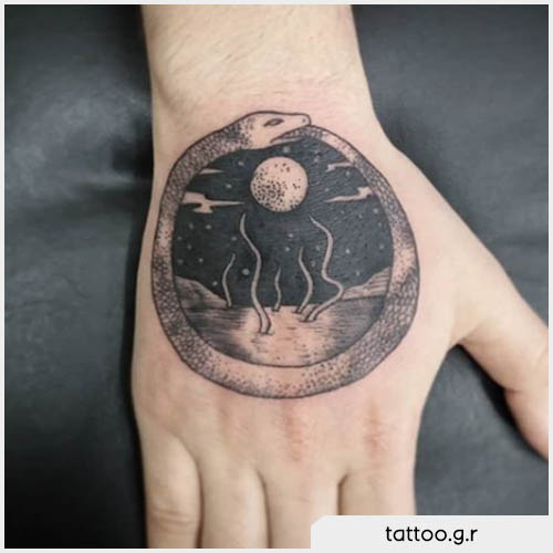 tatuaje de mano ouroboros con luna