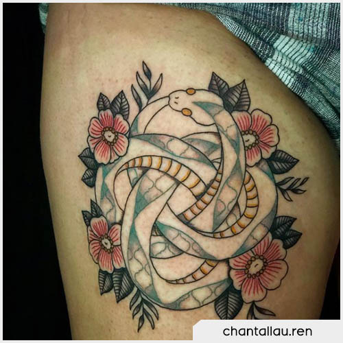  tatuaje de ouroboros hojas y flores rojas