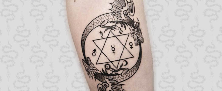 pentáculo de tatuaje de ouroboros