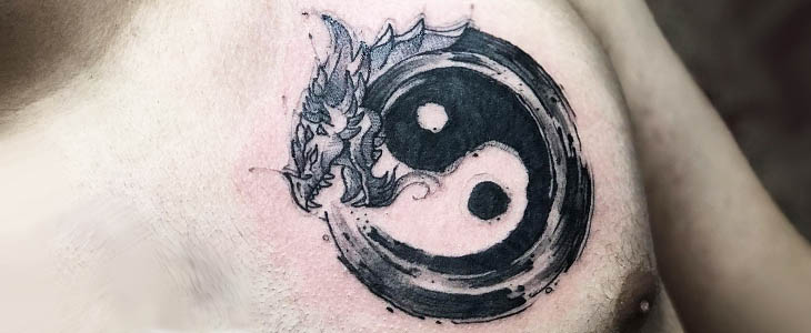 Tatuaje de ouroboros yin yang