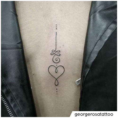 tatuaje de esternón de corazón unalome