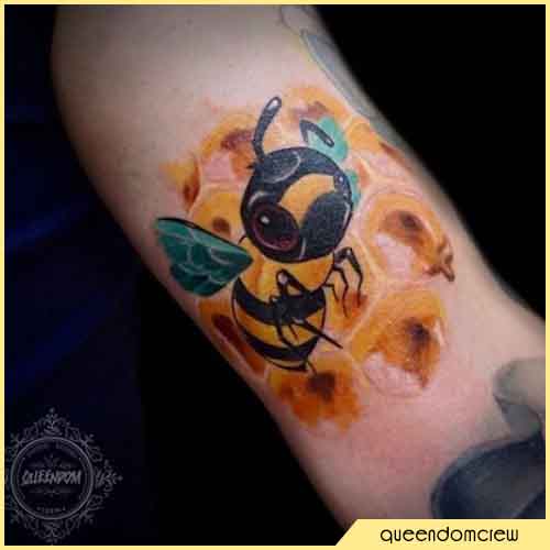 Tatuaje lindo de la abeja