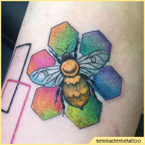 Tatuaje de abeja arcoiris