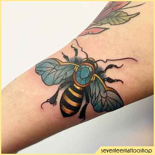 Tatuaje detallado de abeja
