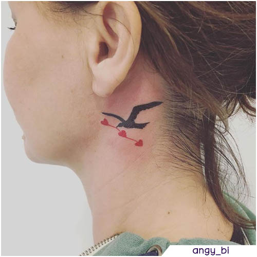 tatuaje de gaviota con corazones rojos
