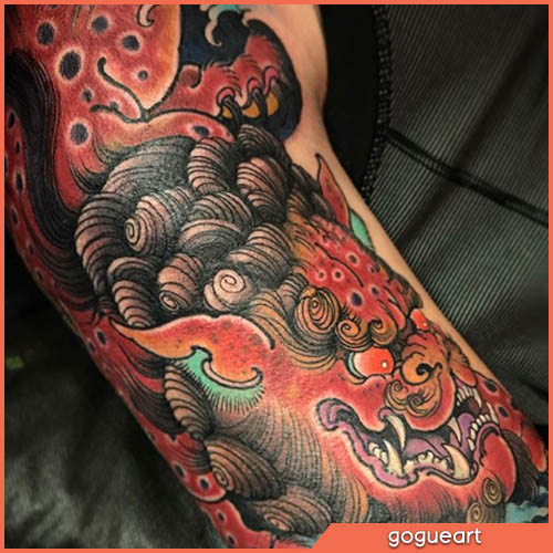 tatuaggio giapponese cane di fo spalla e braccio