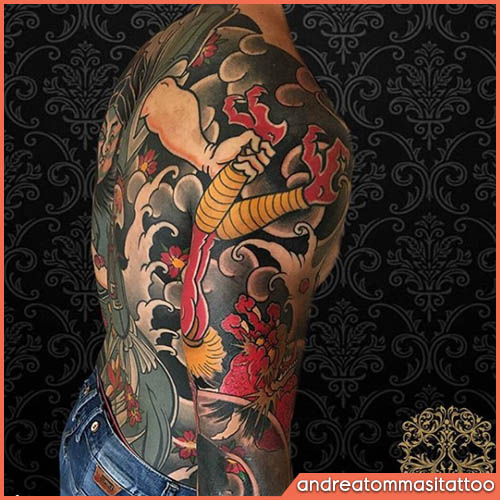 tatuaje de samurai japonés vs dragón