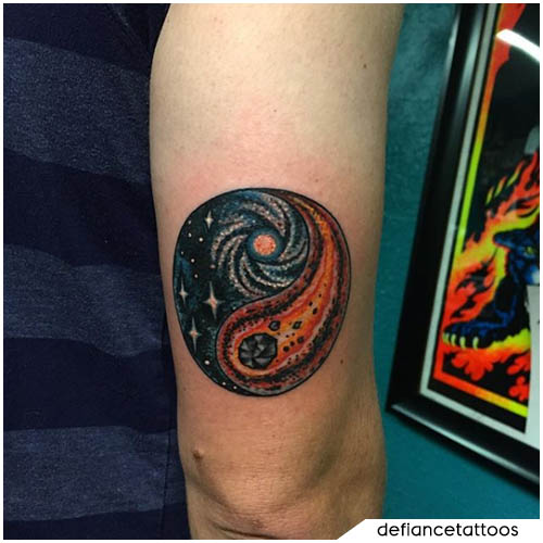 tatuaje de meteoritos yin yang