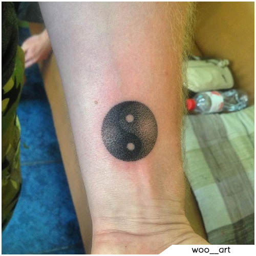 tatuaje de yin yang dotwork