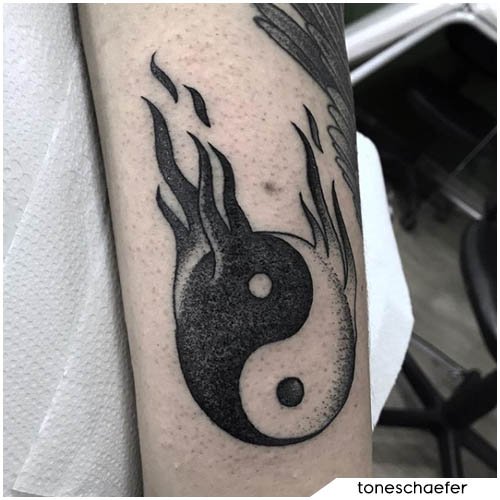 tatuaggio yin yang fiamme