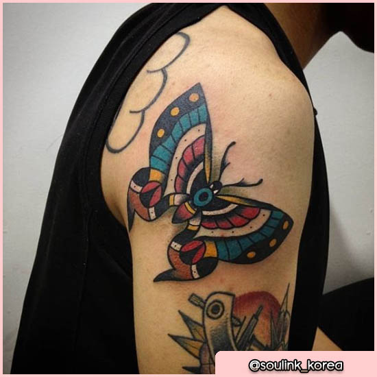 tatuaje hombro derecho mariposa