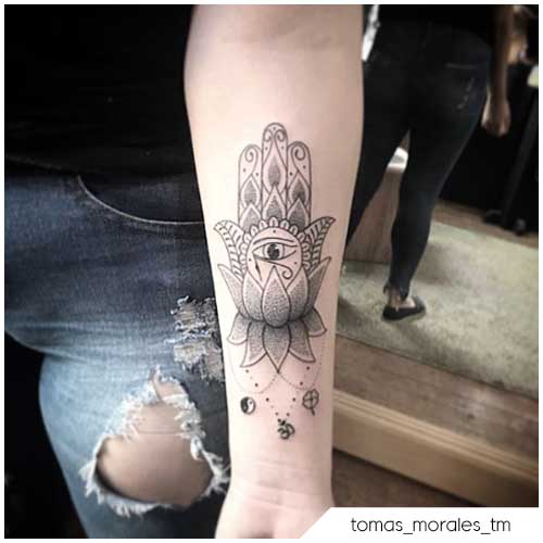 Tatuaje flor de loto Mano de hamsa