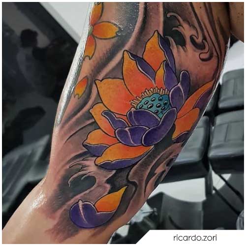 tatuaje de flor de loto púrpura