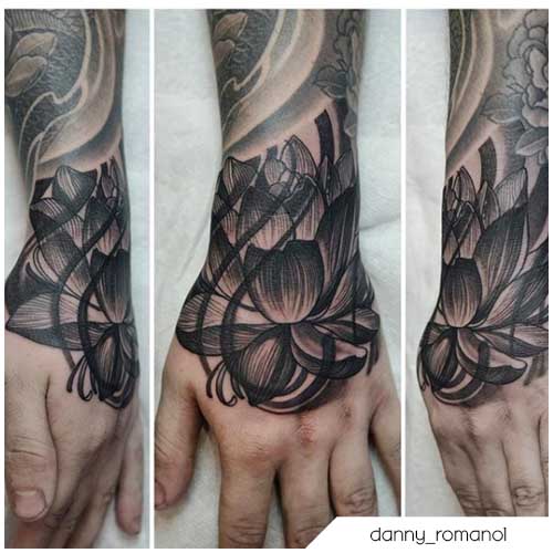 tatuaje flor de loto blackwork