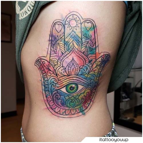 Tatuaje colorido de la mano de Fátima