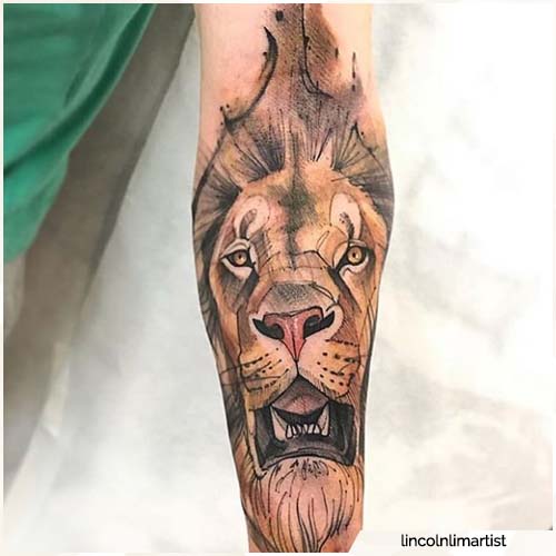 tatuaje colorido del león que bosqueja