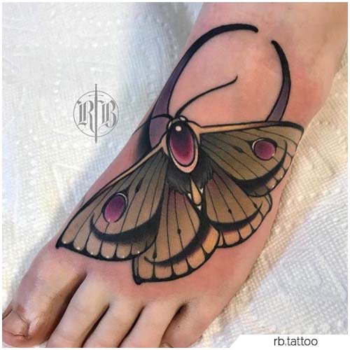 Tattoo Moth nueva escuela