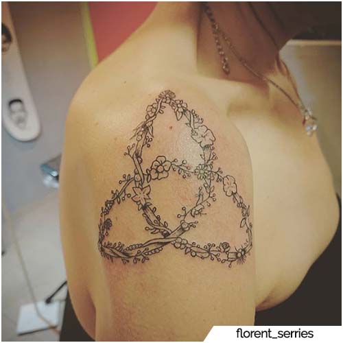 tattoo triquetra floreale