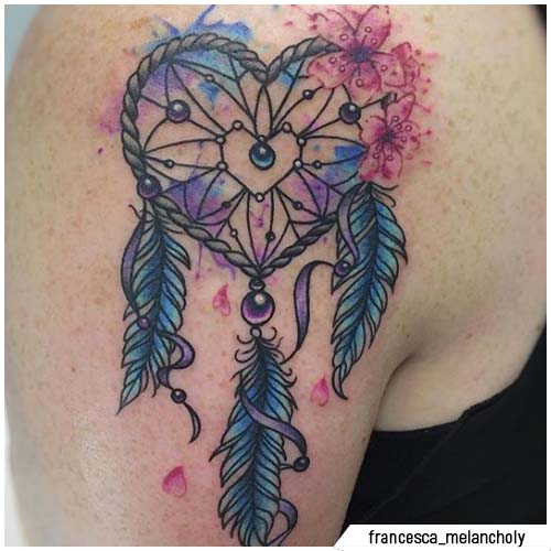 Atrapasueños tatuajes corazón y flores rosadas