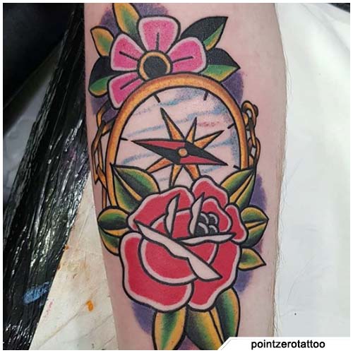 brújula de tatuaje de rosas y flores