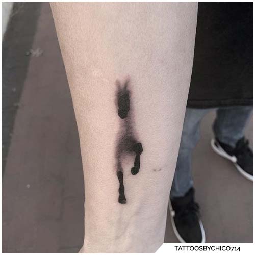tatuaje de sombra de caballo blackwork