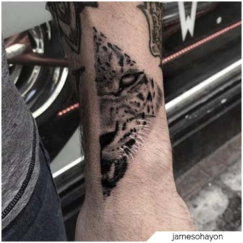Tatuaje triangular realista de leopardo