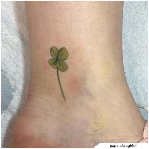 tatuaje de trébol de cuatro hojas en el tobillo