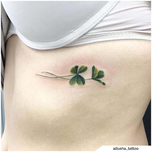 tatuaje de trébol de cuatro hojas disfrazado
