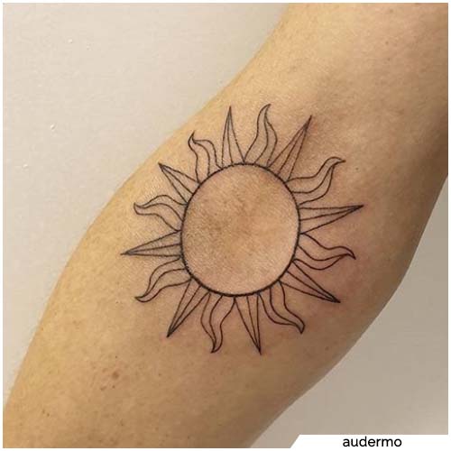 tatuaje estilizado del antebrazo del sol
