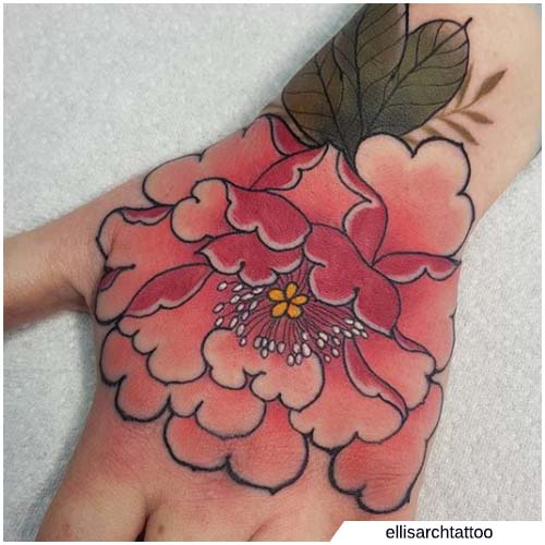 tatuaje de mano de peonía