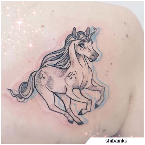 tatuaje de unicornio corriendo