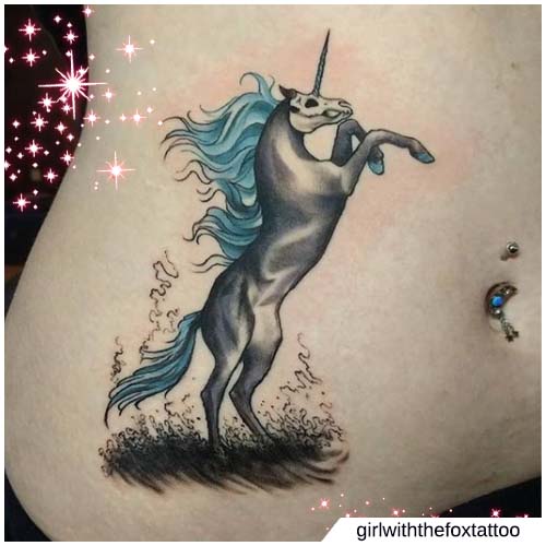 tatuaje de cuerno de melena de caballo azul