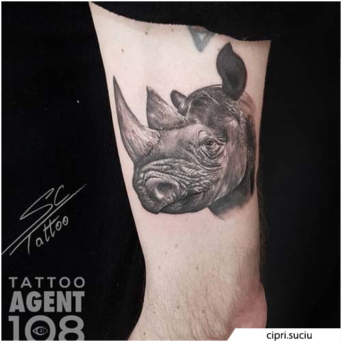 tatuaje de rinoceronte realista