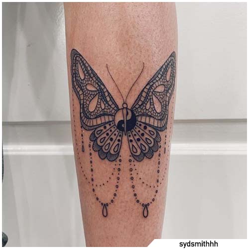 tatuaje de mariposa yin yang