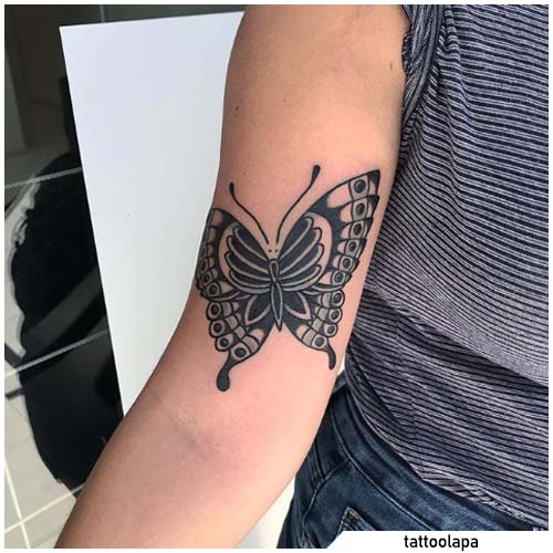 tatuaje de mariposa blackwork