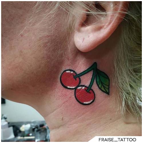 tatuaje de cerezas en el cuello