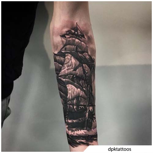 tatuaje de velero blanco y negro