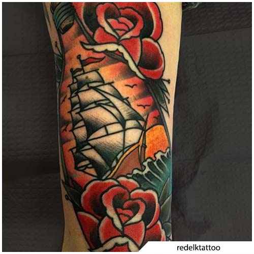 velero rosas y botella tatuaje