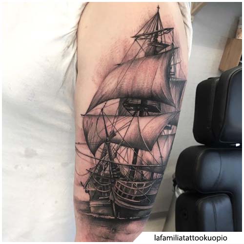 tatuaje semi realista de velero