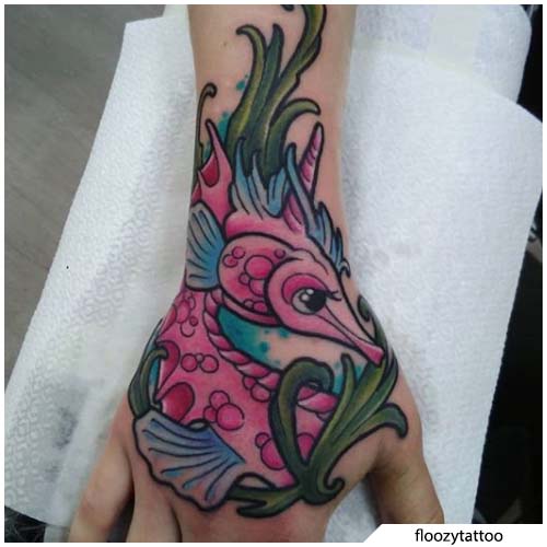 tatuaggio cavalluccio marino mano