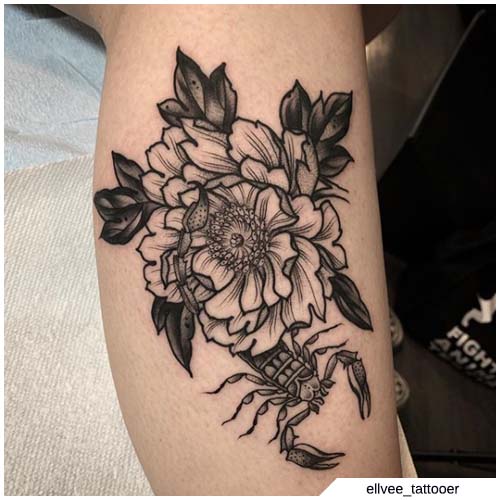 tatuaje de flor escorpión
