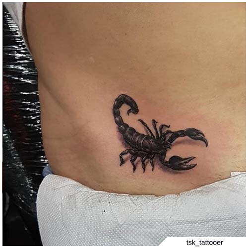tatuaggio scorpione realistico piccolo