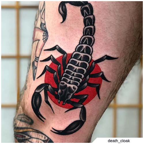 tatuaggio scorpione coscia